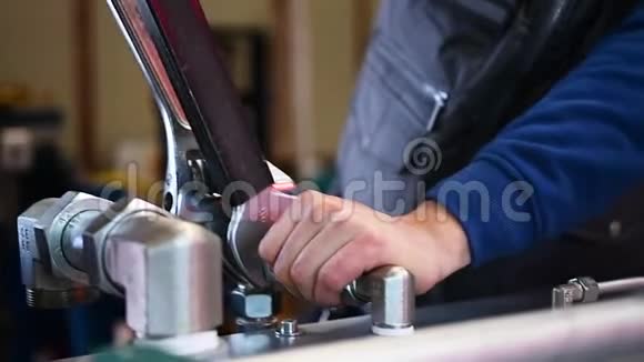 装配液压元件的工人视频的预览图