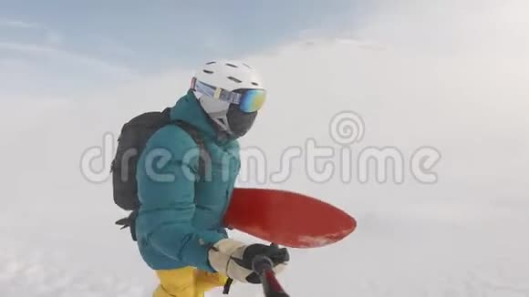 在南极风雨飘摇的日子里滑雪板上山拿着木板拍摄在戈普罗英雄8黑框架拍摄在一个视频的预览图