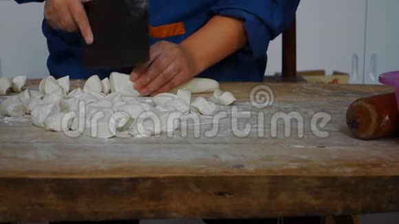 中国妇女正在切面团为中国春节准备饺子视频的预览图