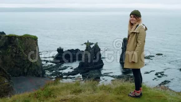 女性旅行者在冰岛享有史诗般的风景视频的预览图