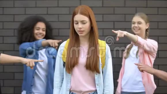 绝望的少女用双手捂脸饱受学校欺凌视频的预览图