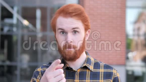 户外红发胡子年轻人邀请新人视频的预览图