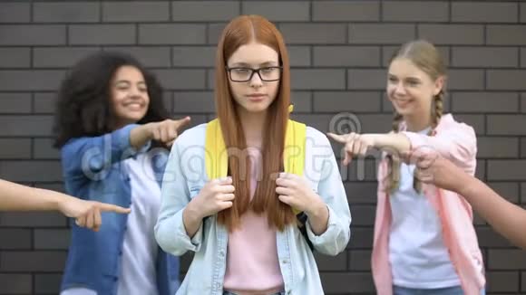 红头发的女学生受欺凌学生指指点点冲突视频的预览图