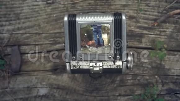 第一人称观看通过老式TLR双镜头反射相机取景器老式电影摄影机一台摄像机视频的预览图