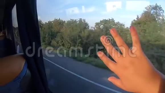 移动巴士的窗景和女孩的手在玻璃上休息视频的预览图
