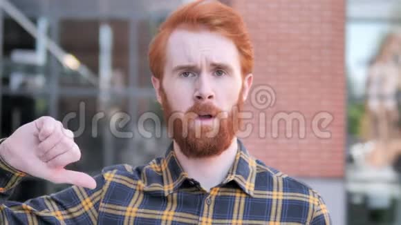 红头胡子青年男子的拇指向下户外视频的预览图