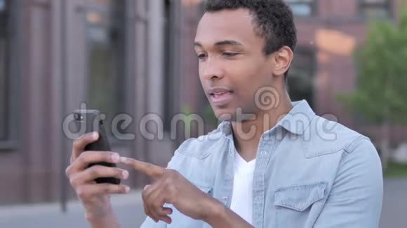 非洲男子电话户外视频聊天视频的预览图