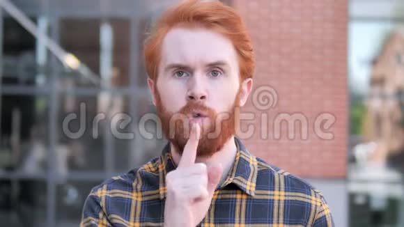 请安静红胡子小伙子的手指在嘴唇上视频的预览图