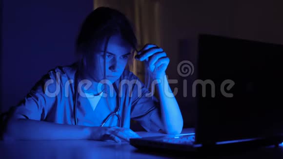 睡眠不足的护士坐在黑暗的房间里由于在医院里的额外工作而精疲力竭视频的预览图