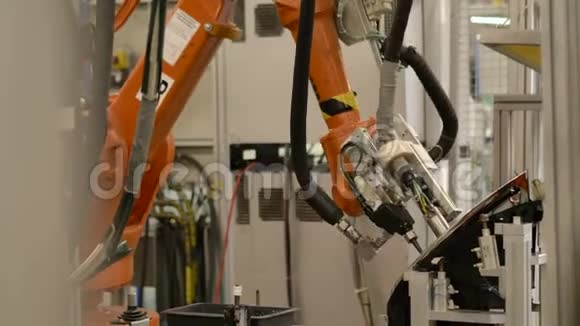 关闭自动工业机械臂机器人中心自动工作场所机器人粘合前照灯外壳视频的预览图