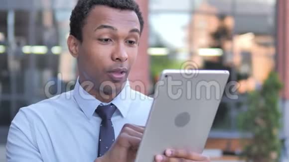 非洲商人桌上户外视频聊天视频的预览图