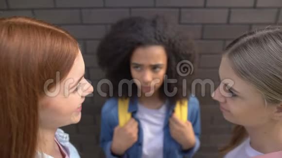 女青少年看年轻的黑人同学欺负问题虐待视频的预览图