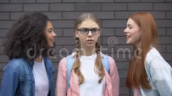 残忍的青少年取笑女学生眼镜欺负受害者捂住耳朵视频的预览图