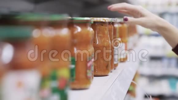 在玻璃罐超市里工人把货物放在交易架上视频的预览图