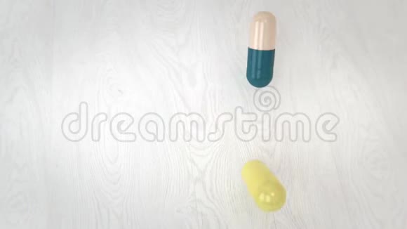 彩色药丸落在桌子上视频的预览图