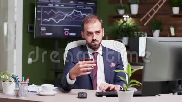 高加索男性企业工人在计算机中输入信用卡信息视频的预览图
