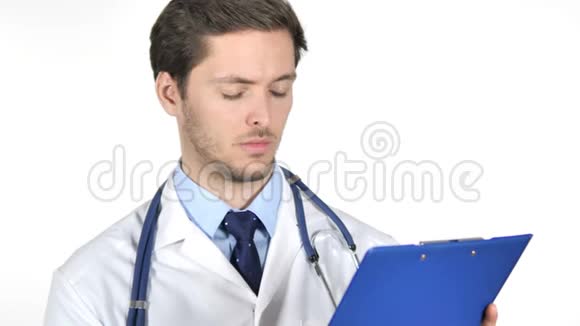 白色背景下的进攻性医生阅读医学文献视频的预览图
