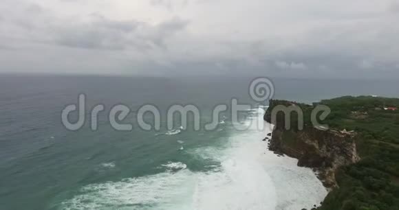 4k热带岛屿的悬崖峭壁上的草底波涛汹涌视频的预览图