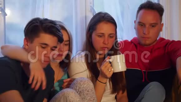 年轻的朋友坐在房子里喝咖啡吃零食视频的预览图