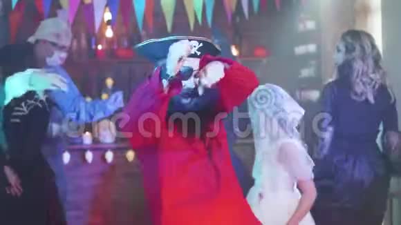 穿着海盗服装的胡子男在万圣节派对上跳舞视频的预览图