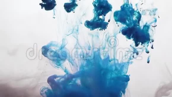墨水滴蓝色烟雾白色背景视频的预览图