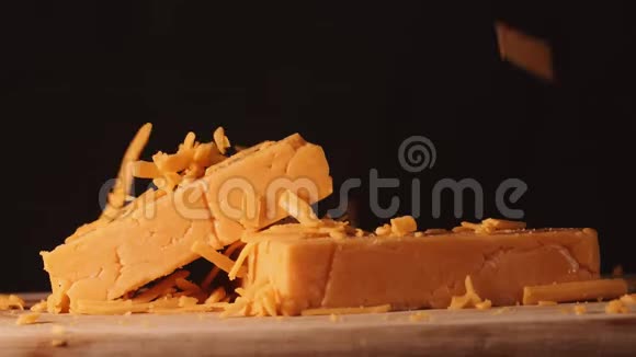 切碎的切达干酪缓慢下落视频的预览图