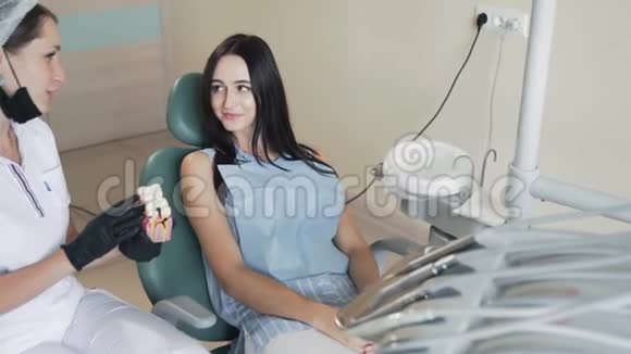 牙科显示病人龋齿的模型牙齿和健康牙齿慢运动视频的预览图