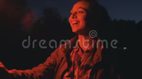 女人用红火庆祝新年前夜的肖像视频的预览图