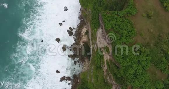 沿着巴厘岛海岸线波涛汹涌的海洋在悬崖底部起泡4公里视频的预览图