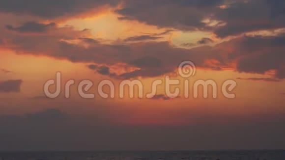 美丽的云彩在夕阳的天空中俯瞰大海视频的预览图