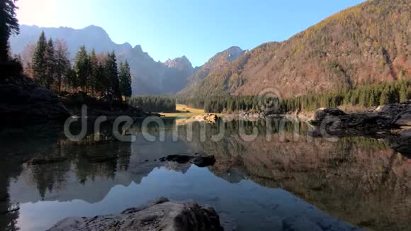 意大利拉吉迪富辛湖左侧卡车平行移动视野视频的预览图