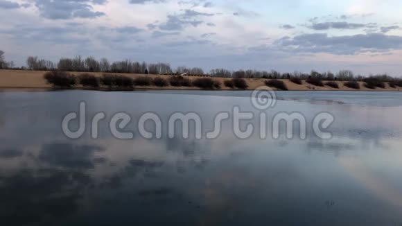 日落时分诺夫哥罗德的格利博诺运河视频的预览图
