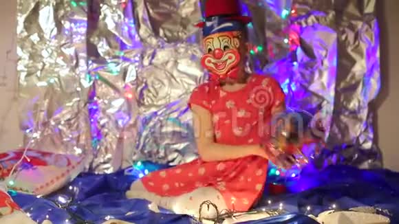 小丑女孩挥舞着她的手臂视频的预览图