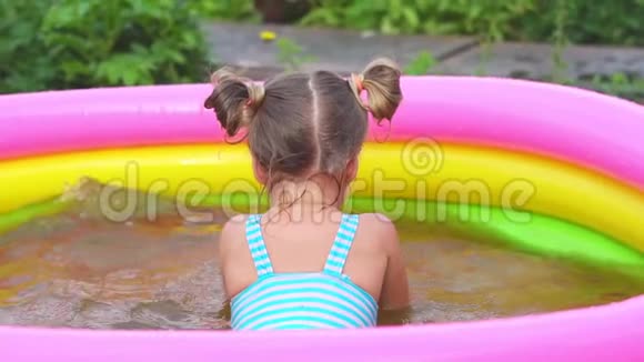 一个孩子在充气游泳池里游泳视频的预览图