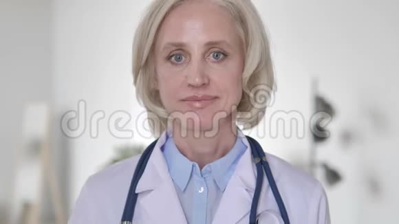 医院高级夫人医生竖起大拇指视频的预览图