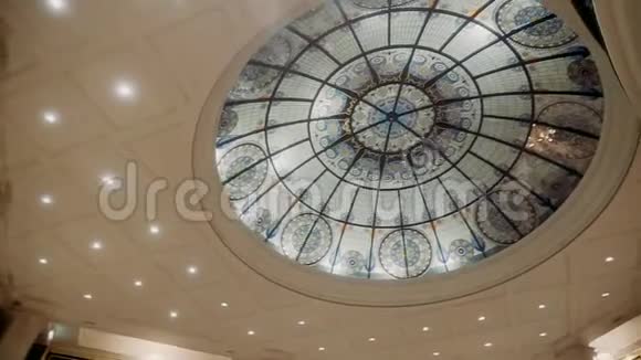 天花板上漂亮的圆形玻璃视频的预览图