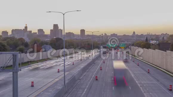 圣保罗和明尼阿波利斯市区明尼苏达国会大厦和通往双子城的公路交通的中镜头视频的预览图