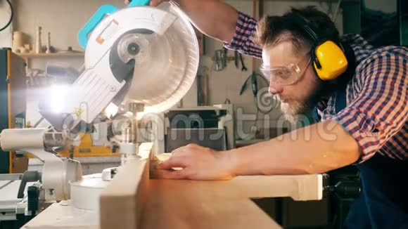 工匠正在用旋转锯切木头视频的预览图