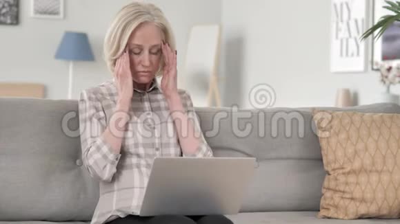 工作的老女人头痛视频的预览图