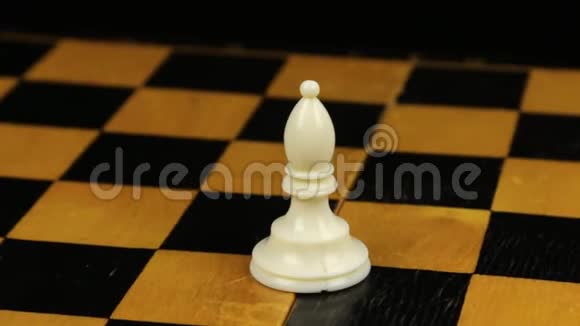 轮换棋盘上的棋形白色主教特写视频的预览图