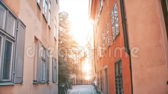 斯德哥尔摩著名的地方甘拉斯坦阳光明媚的一天里空荡荡的街道视频的预览图
