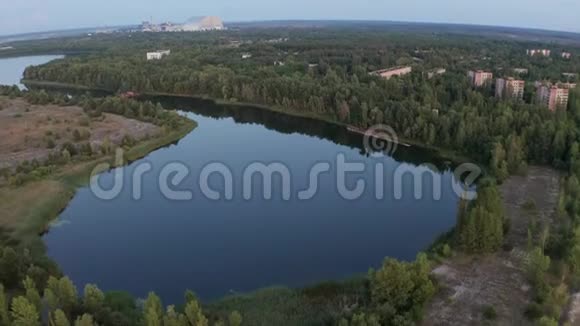 无人机飞越被遗弃的普里皮亚特河和城镇视频的预览图