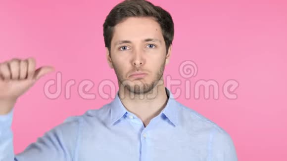 粉红背景下年轻人竖起的大拇指视频的预览图