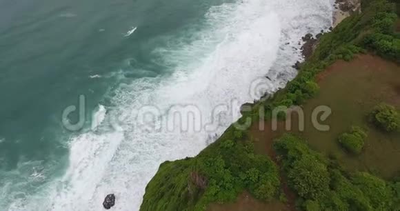 海岸线上壮观的空中景色有巨大的悬崖和泡沫般的海浪4k视频的预览图