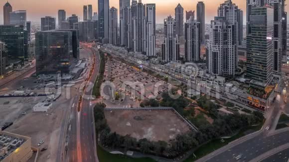 现代住宅和办公综合体许多塔楼空中白天到夜间时间推移在商务湾迪拜阿联酋视频的预览图