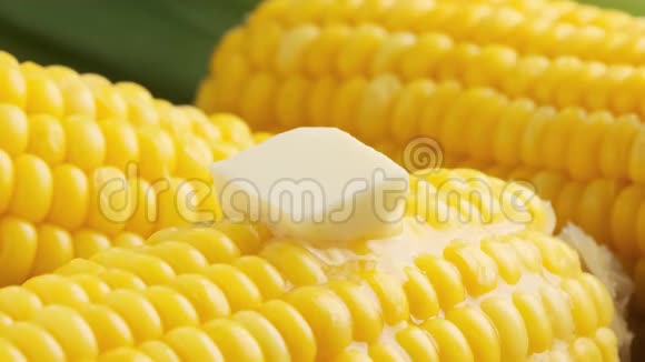 一块黄油在玉米芯上融化视频的预览图