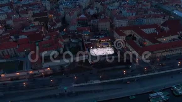 布拉格冬夜无人机伏塔瓦河飞行视频的预览图