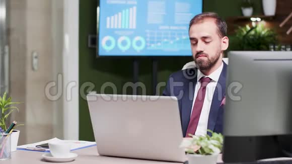 现代和创造性办公空间中的商人用笔记本电脑工作视频的预览图