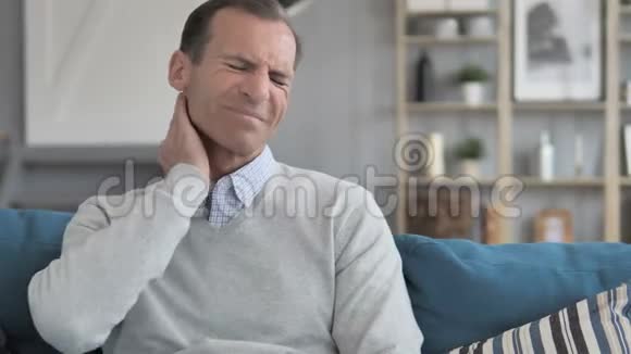中年男子试图在家放松颈部疼痛视频的预览图