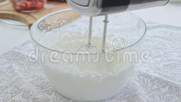搅拌机在玻璃碗里做奶油视频的预览图